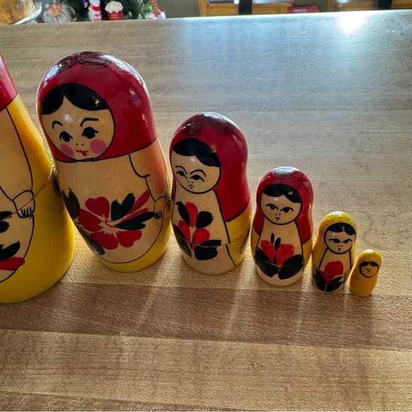 Russian Matryoshka Nesting Dolls 7-Piece Set Hand Painted Made in Russia - Picture 3 of 8